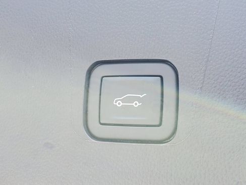 Used 2023 Chevrolet Traverse Premier w/ Redline Edition FWD image 9