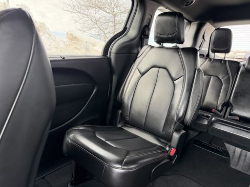 Used 2025 Chrysler Pacifica Select image 12