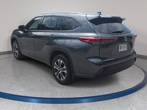 Used 2020 Toyota Highlander XLE AWD/4WD image 7