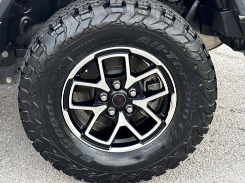 Used 2025 Jeep Wrangler Unlimited Rubicon AWD/4WD image 9
