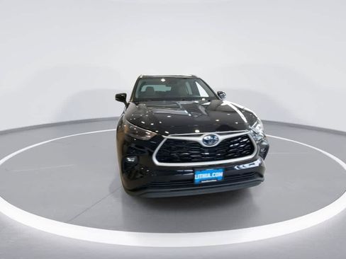 Used 2022 Toyota Highlander XLE AWD/4WD image 3
