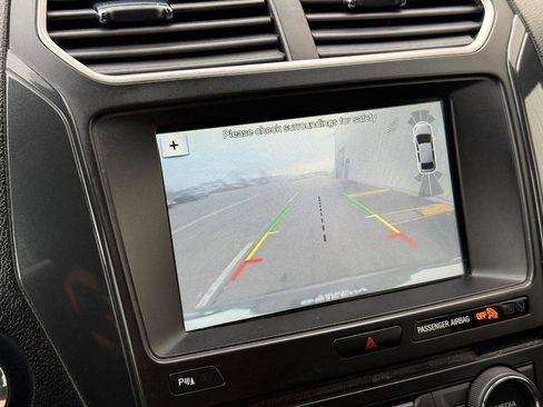 Used 2018 Ford Explorer XLT w/ XLT Appearance Package image 19