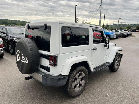 Used 2017 Jeep Wrangler Sahara w/ Connectivity Group AWD/4WD image 4