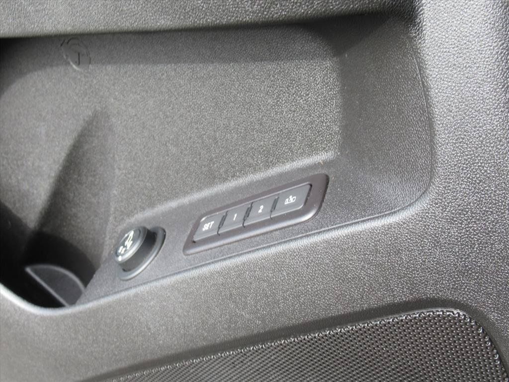 Certified 2018 Chevrolet Equinox Premier FWD image 26