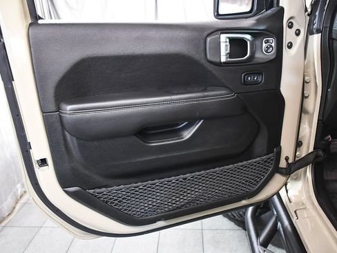 Used 2020 Jeep Gladiator Rubicon w/ Dual Top Group AWD/4WD image 10