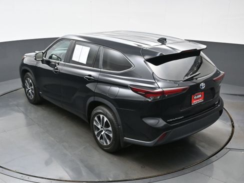 Used 2024 Toyota Highlander XLE AWD/4WD image 39