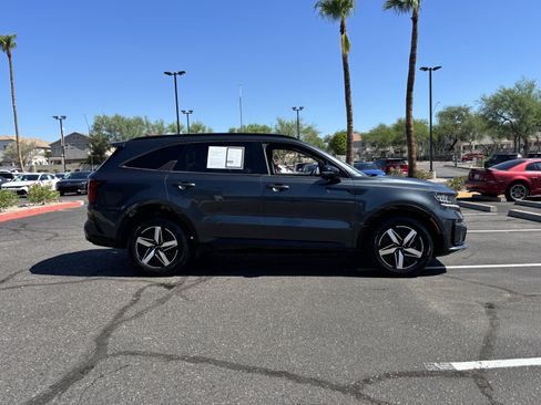 Certified 2022 Kia Sorento EX FWD image 2