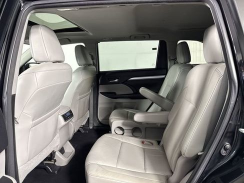 Used 2018 Toyota Highlander XLE AWD/4WD image 22