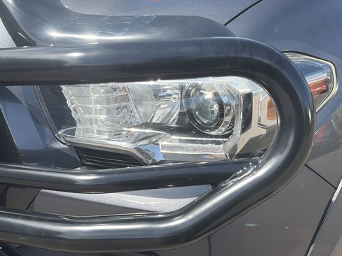 Used 2018 Toyota Tacoma TRD Sport w/ Technology Package AWD/4WD image 9
