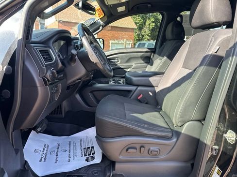 Used 2018 Nissan Titan SV w/ SV Convenience Package AWD/4WD image 12