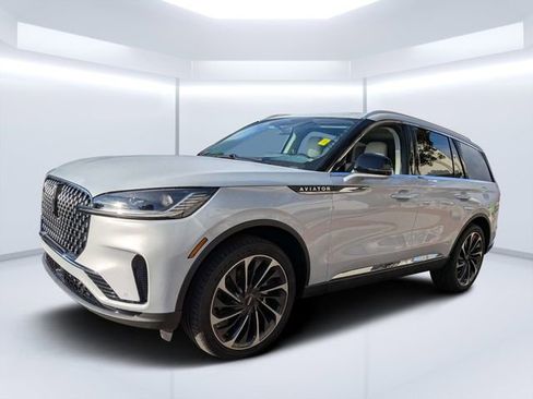 Used 2025 Lincoln Aviator Reserve w/ Equipment Group 201A image 7