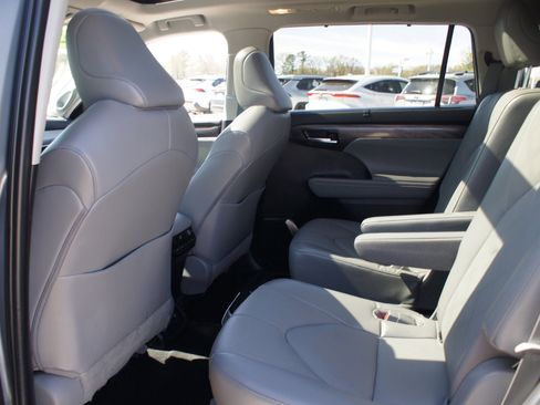Used 2023 Toyota Highlander Platinum image 15