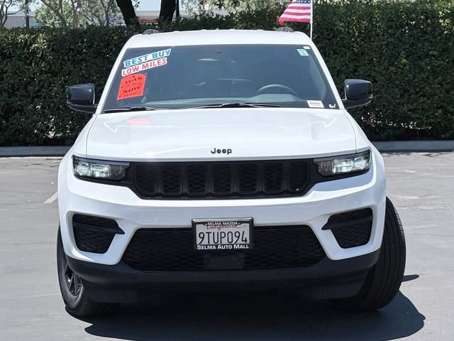 Used 2025 Jeep Grand Cherokee Altitude AWD/4WD image 3