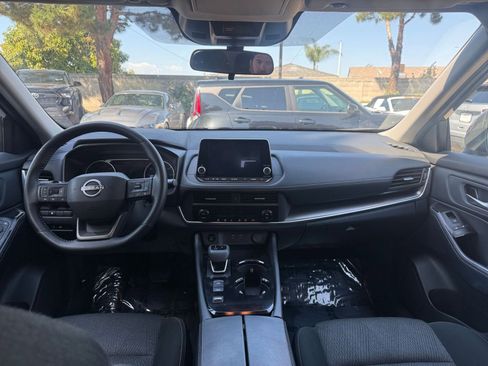 Used 2025 Nissan Rogue SV FWD image 30