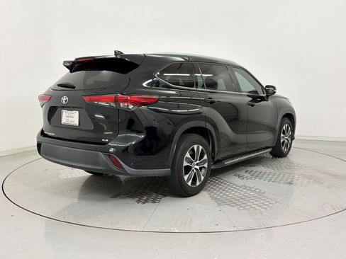Used 2022 Toyota Highlander XLE FWD image 9