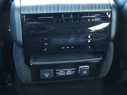 Used 2023 Jeep Wagoneer Series III w/ Rear Seat Video Group 1 AWD/4WD image 31