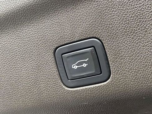 Used 2021 GMC Yukon Denali w/ Denali Premium Package image 15