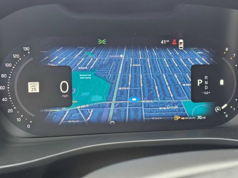 Certified 2025 Volvo XC40 B5 Plus w/ Protection Package Premier image 28