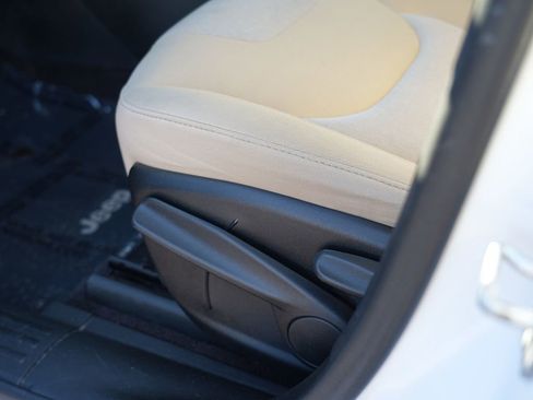 Used 2016 Jeep Cherokee Sport image 15