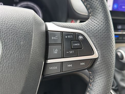 Used 2025 Toyota Sienna Platinum AWD/4WD image 18