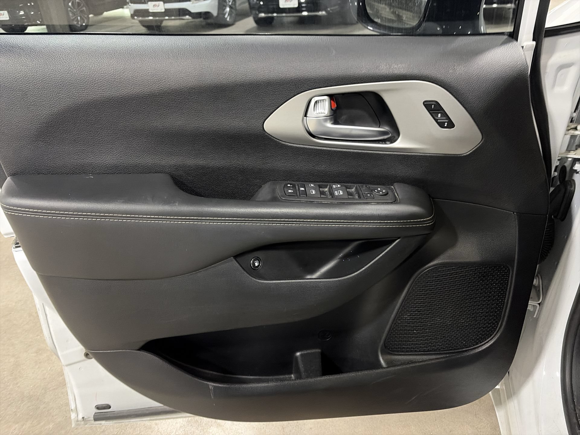 Used 2024 Chrysler Pacifica Premium FWD image 25