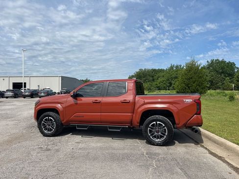 Used 2025 Toyota Tacoma TRD Sport w/ TRD Sport Premium Package AWD/4WD image 9