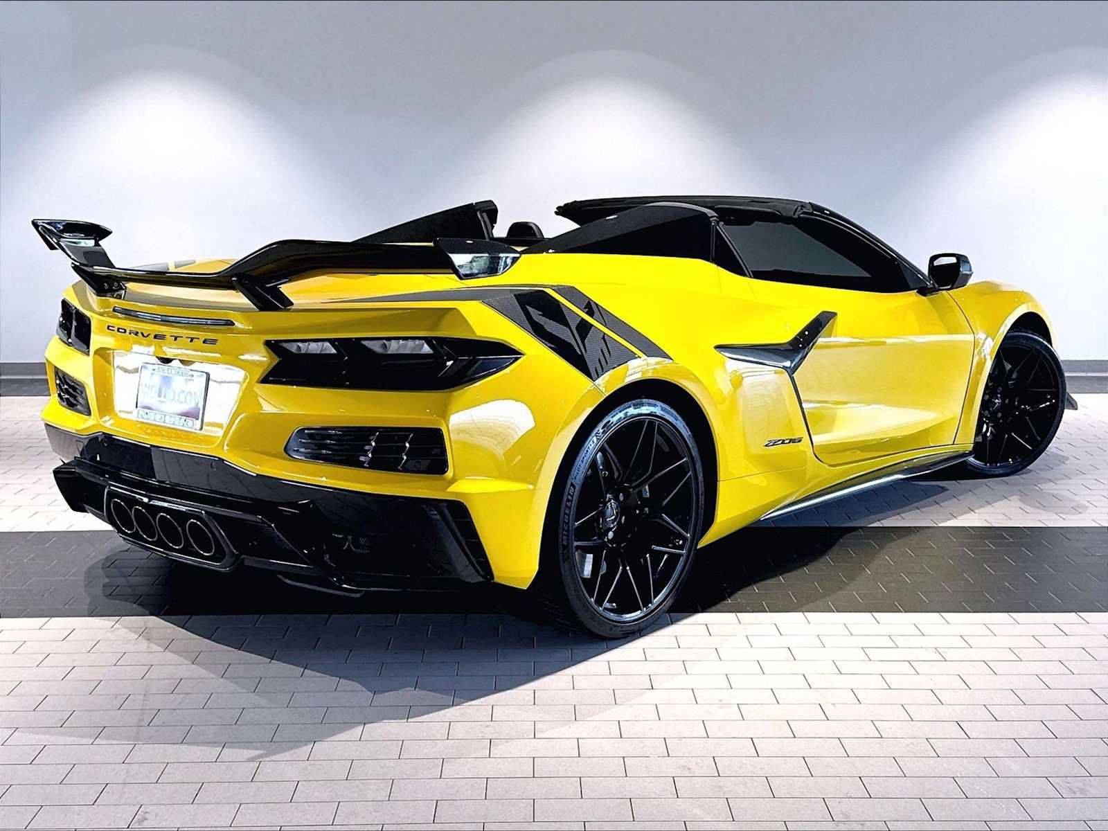 Used 2025 Chevrolet Corvette Z06 w/ Stealth Interior Trim Package RWD image 10