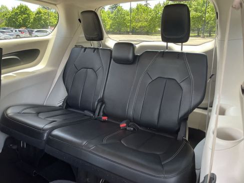 Used 2024 Chrysler Pacifica Limited FWD image 19