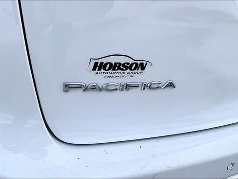 Used 2024 Chrysler Pacifica Touring-L FWD image 14