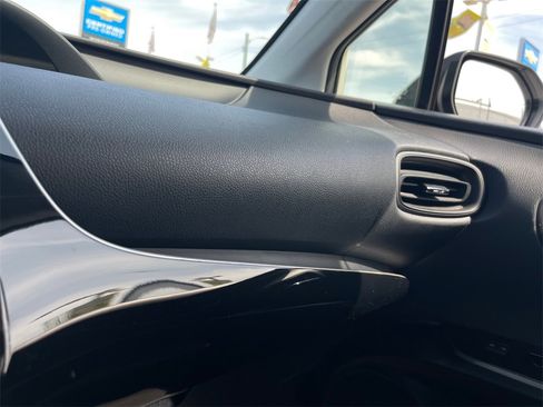 Used 2022 Toyota Prius LE image 18
