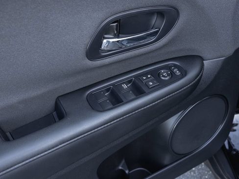 Used 2019 Honda HR-V LX image 9