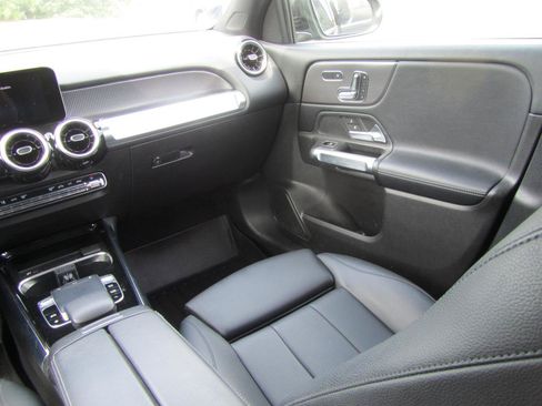 Used 2020 Mercedes-Benz GLB 250 4MATIC w/ Premium Package image 14