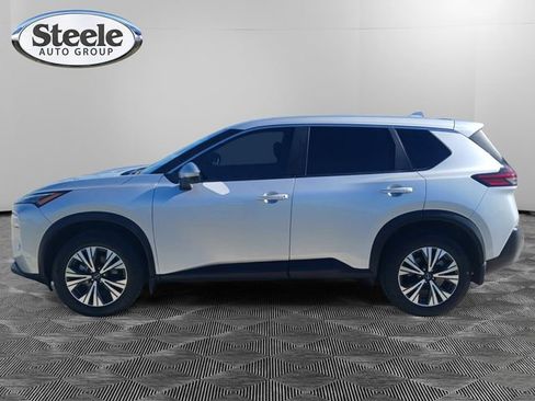 Used 2022 Nissan Rogue SV image 2