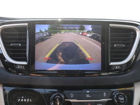 Used 2022 Chrysler Pacifica Touring-L FWD image 17