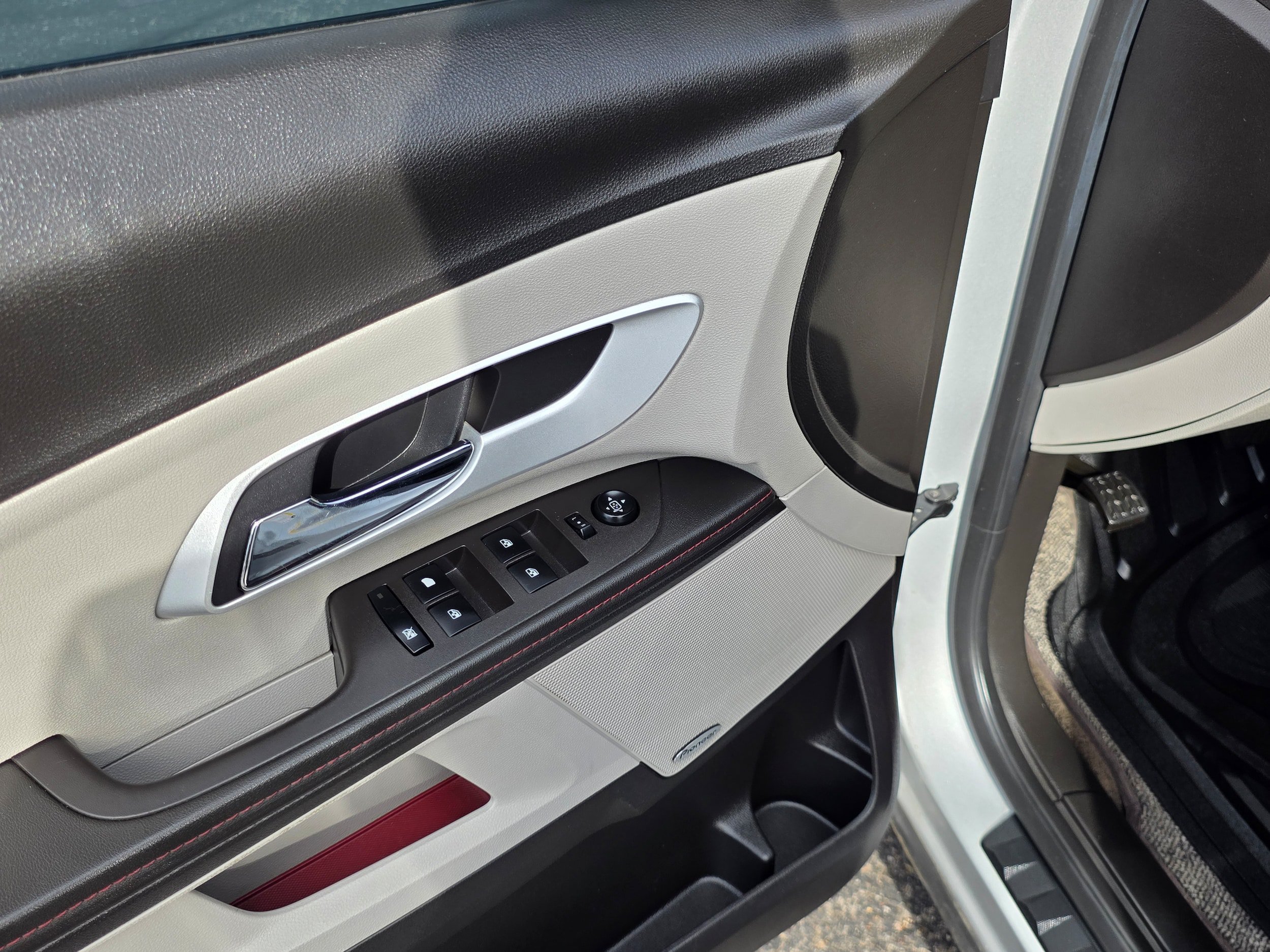 Used 2010 Chevrolet Equinox LT w/ Chrome Appearance Package FWD image 13