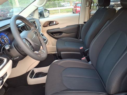 Used 2023 Chrysler Voyager LX FWD image 12
