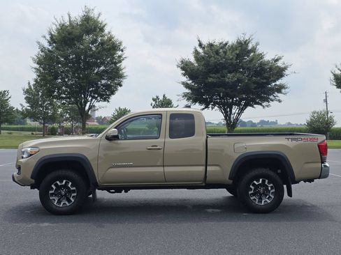Used 2017 Toyota Tacoma TRD Off-Road w/ Tow Package AWD/4WD image 5