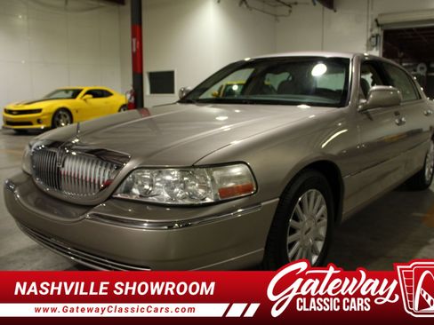 Used 2003 Lincoln Town Car Executive image 2