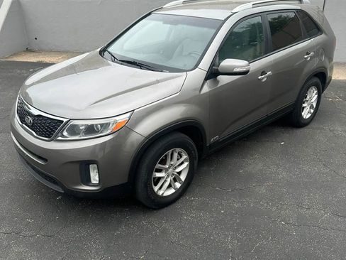 Used 2015 Kia Sorento LX image 2