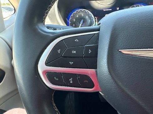 Used 2023 Chrysler Pacifica Touring-L AWD/4WD image 18