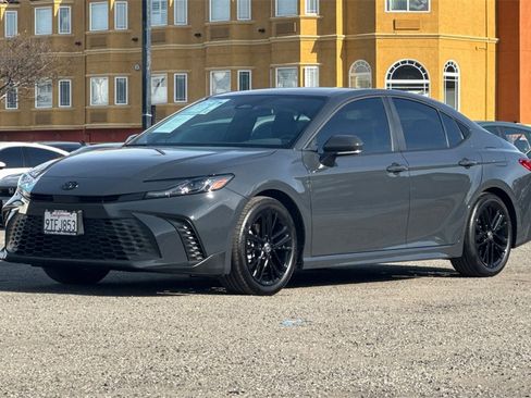 Used 2025 Toyota Camry SE image 8