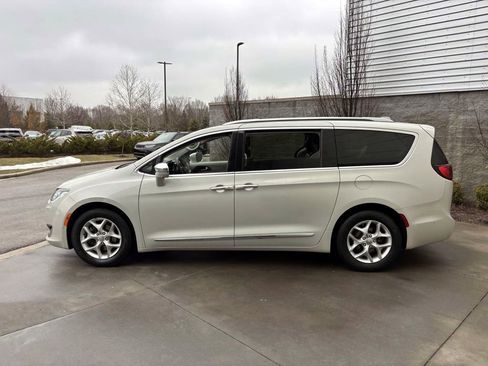 Used 2019 Chrysler Pacifica Limited w/ Advanced Safetytec Group image 4