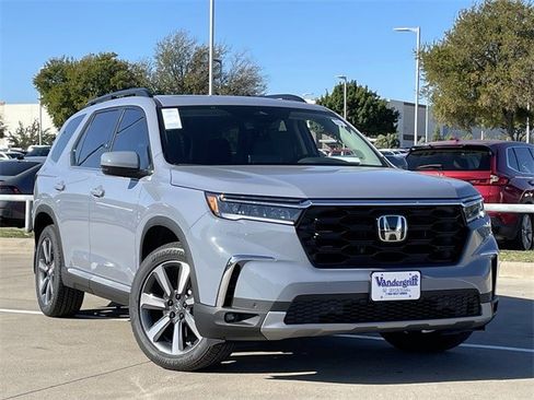 New 2025 Honda Pilot Touring image 2