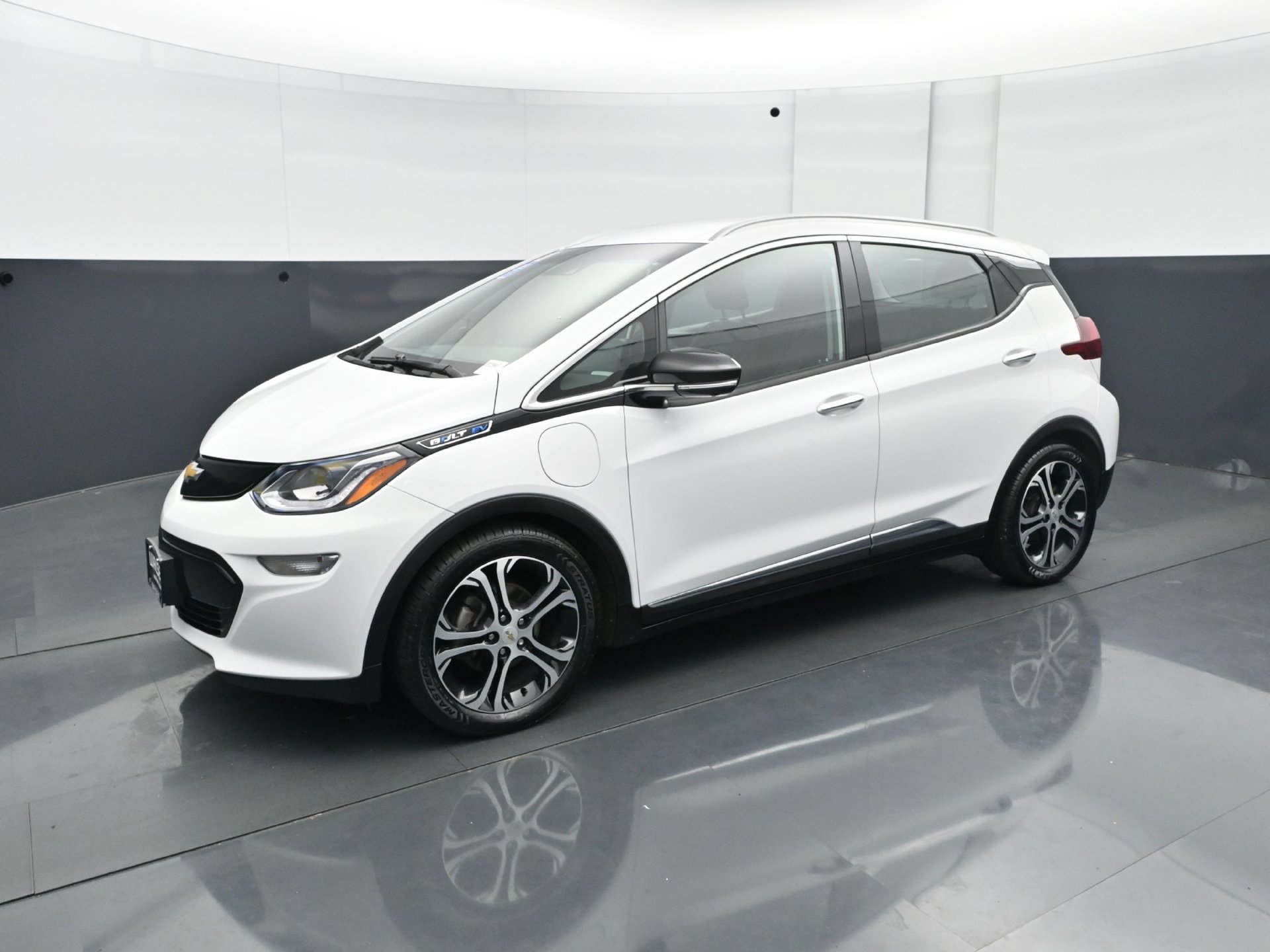 Used 2019 Chevrolet Bolt Premier w/ Infotainment Package FWD image 2