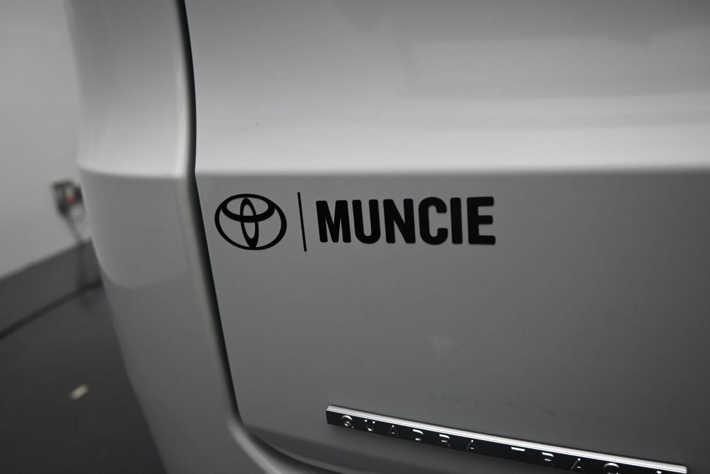 Used 2022 Jeep Wagoneer Series I AWD/4WD image 39