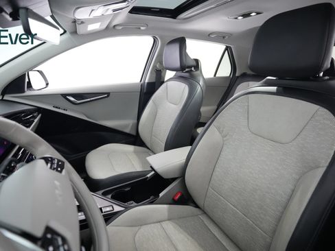 Used 2024 Kia Niro Wave w/ Wave Preserve Package FWD image 4