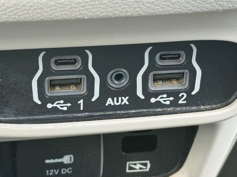 Used 2022 Chrysler Pacifica Touring-L image 25