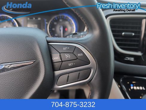 Used 2017 Chrysler Pacifica Touring-L w/ Tire & Wheel Group image 21