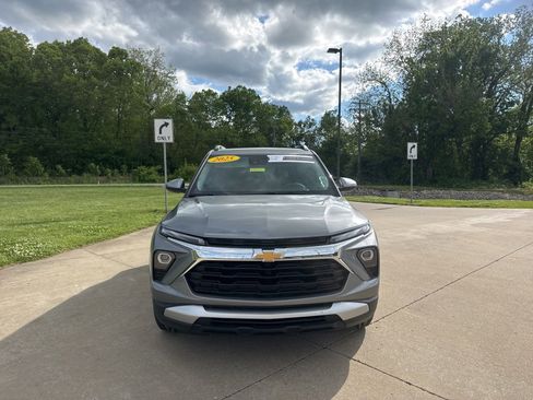 Used 2025 Chevrolet TrailBlazer LT AWD/4WD image 2