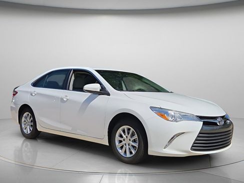Used 2016 Toyota Camry LE FWD image 9